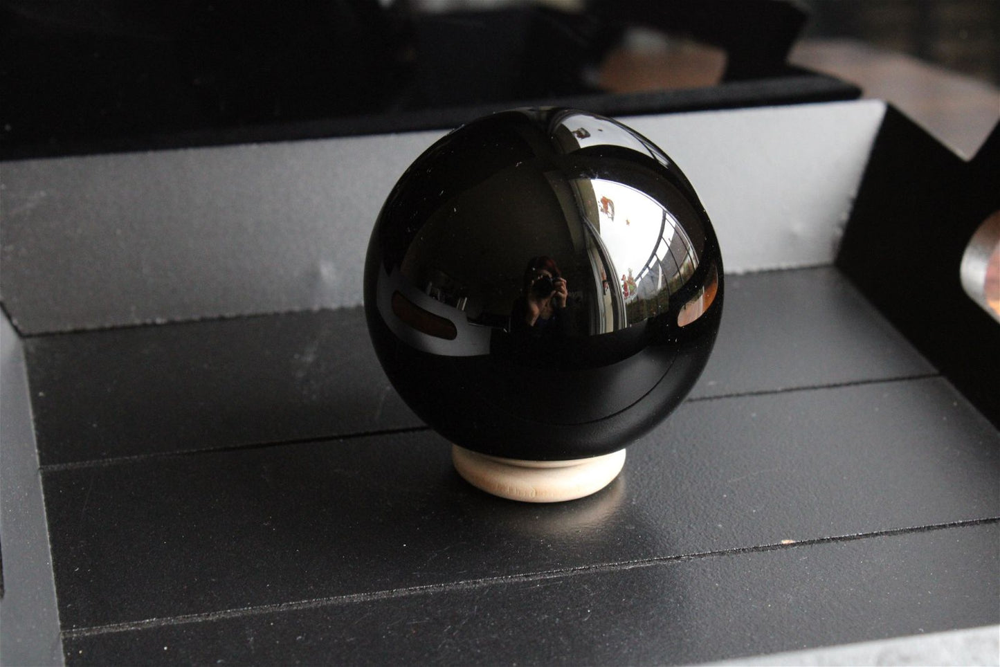 1 sphère en obsidienne 5.8 cm + socle - Aurore Lune