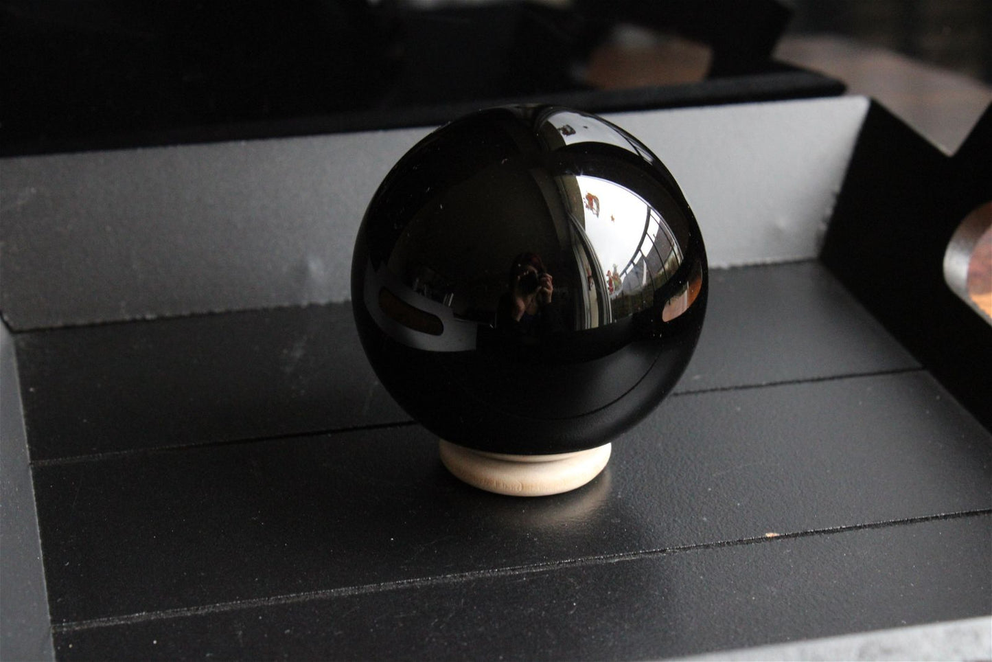 1 sphère en obsidienne 5.8 cm + socle - Aurore Lune