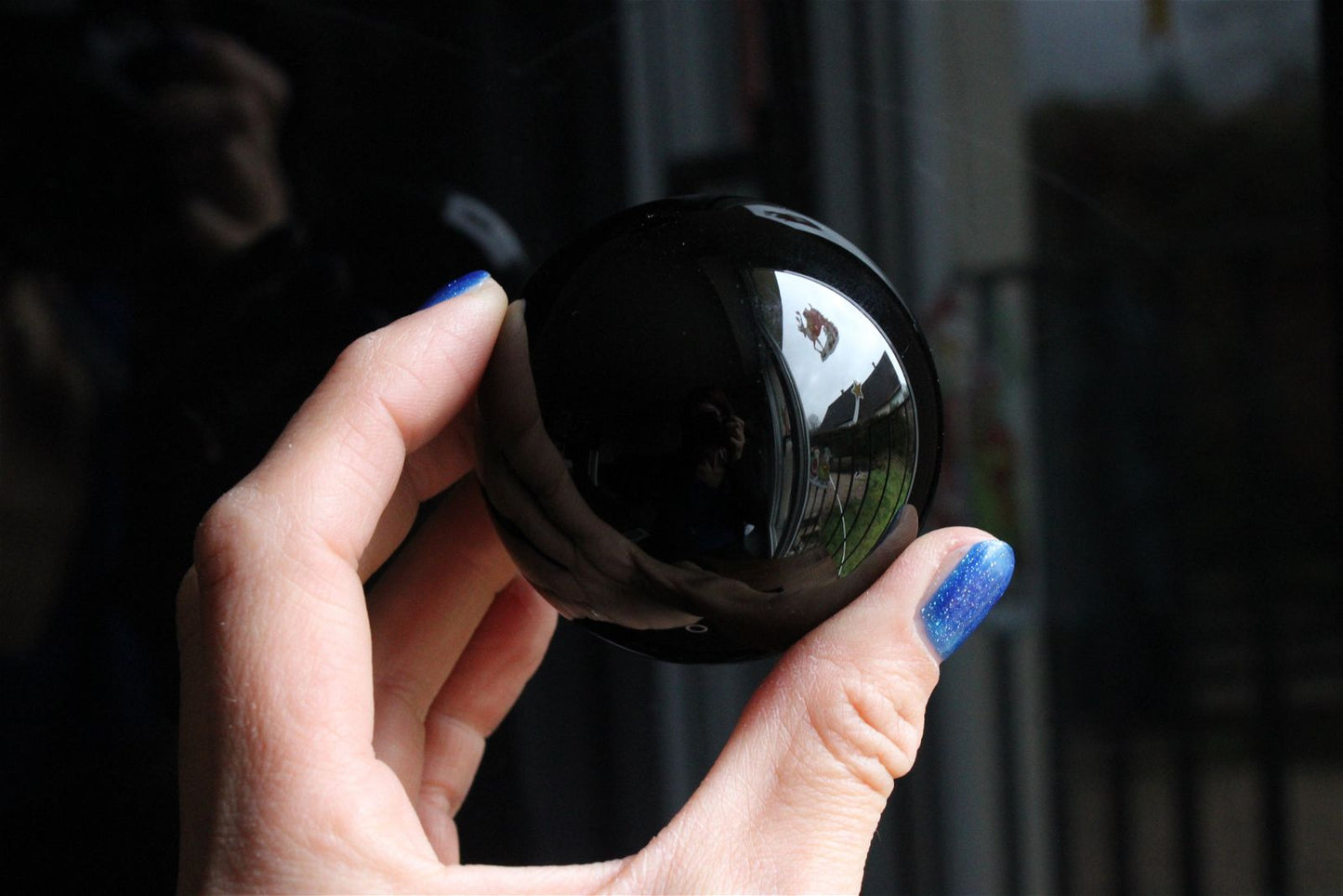 1 sphère en obsidienne 5.8 cm + socle - Aurore Lune