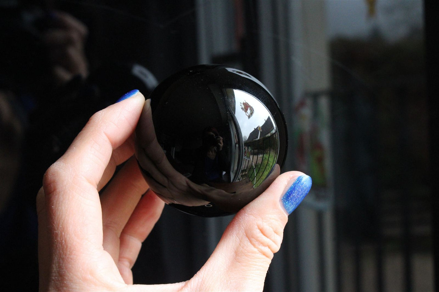 1 sphère en obsidienne 5.8 cm + socle - Aurore Lune