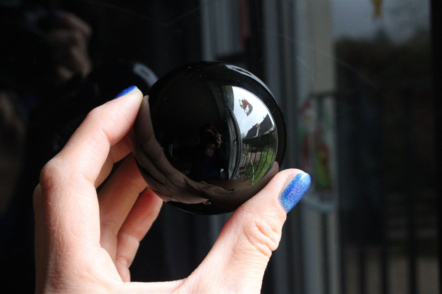 1 sphère en obsidienne 5.8 cm + socle - Aurore Lune
