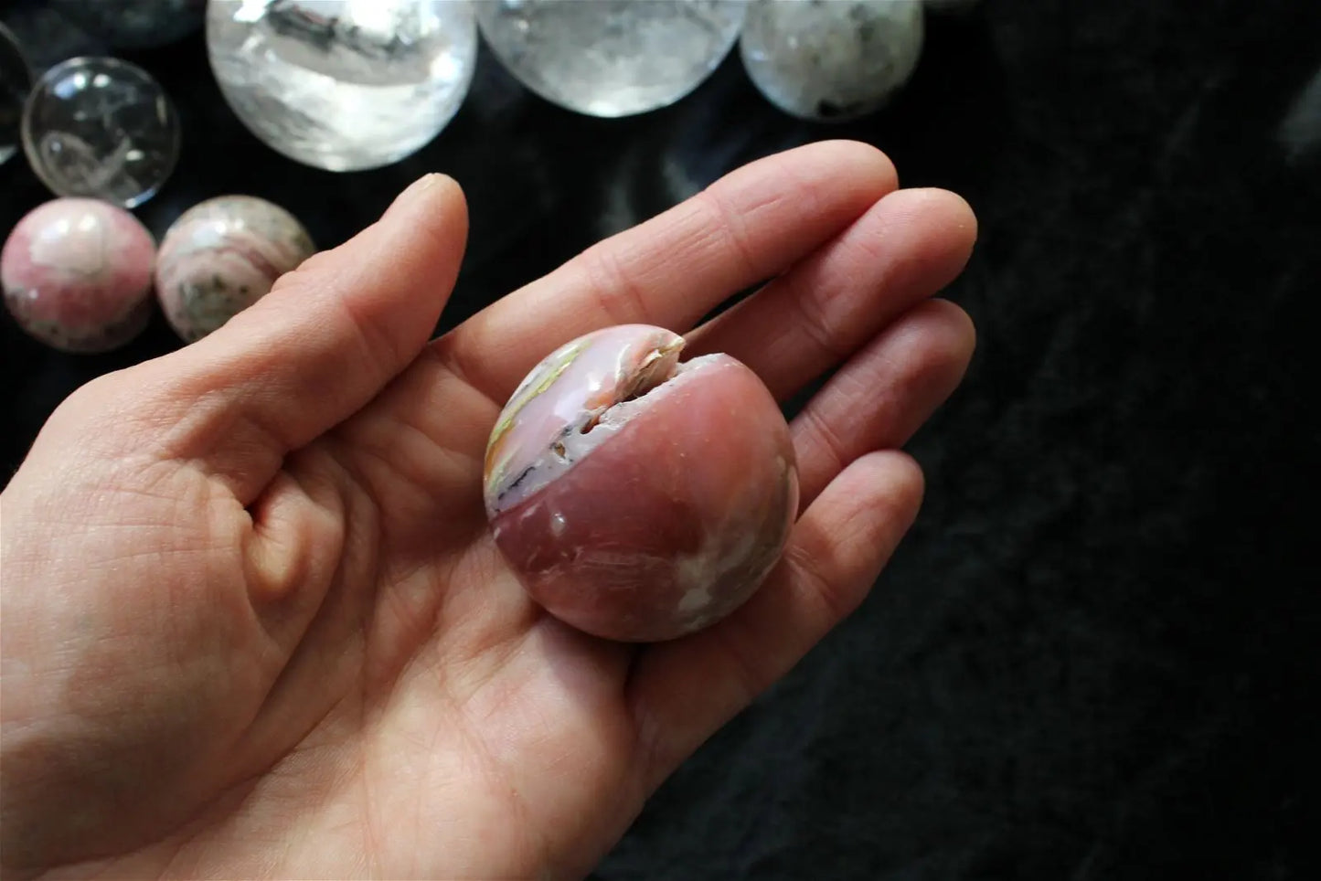 1 sphère en opale rose du Pérou 4 cm avec socle - Aurore Lune