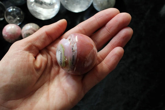 1 sphère en opale rose du Pérou 4 cm avec socle - Aurore Lune