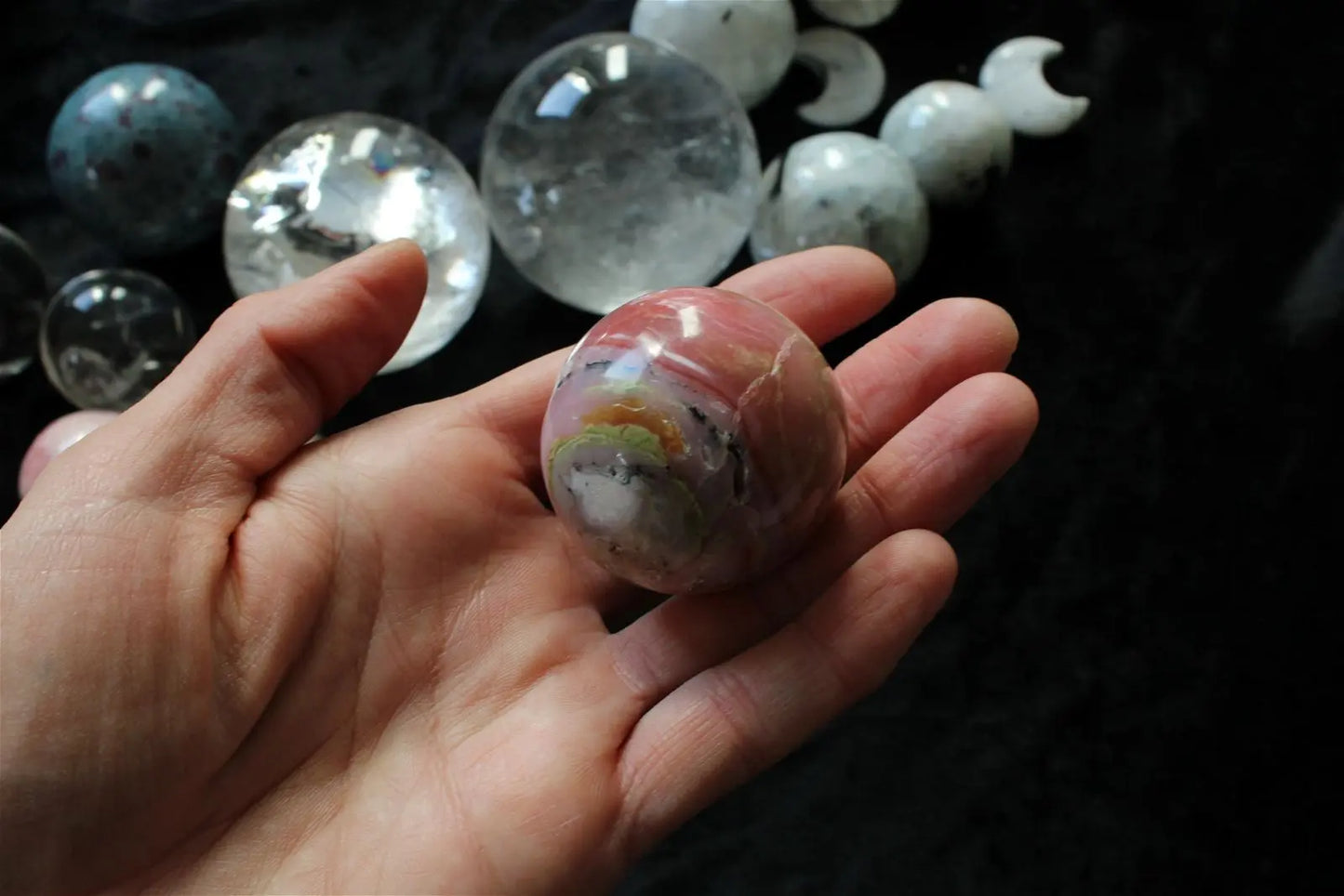 1 sphère en opale rose du Pérou 4 cm avec socle - Aurore Lune