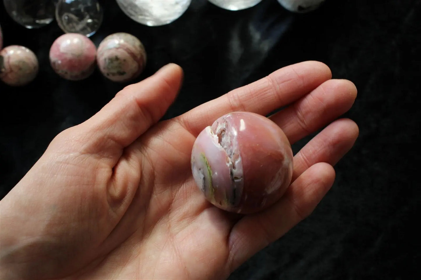 1 sphère en opale rose du Pérou 4 cm avec socle - Aurore Lune