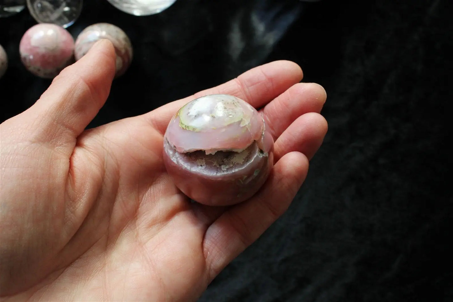 1 sphère en opale rose du Pérou 4 cm avec socle - Aurore Lune