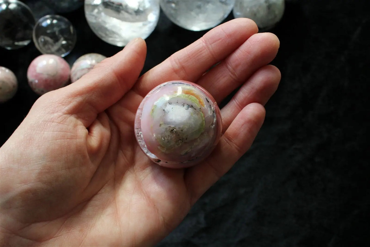 1 sphère en opale rose du Pérou 4 cm avec socle - Aurore Lune
