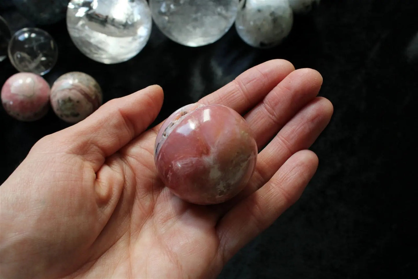 1 sphère en opale rose du Pérou 4 cm avec socle - Aurore Lune