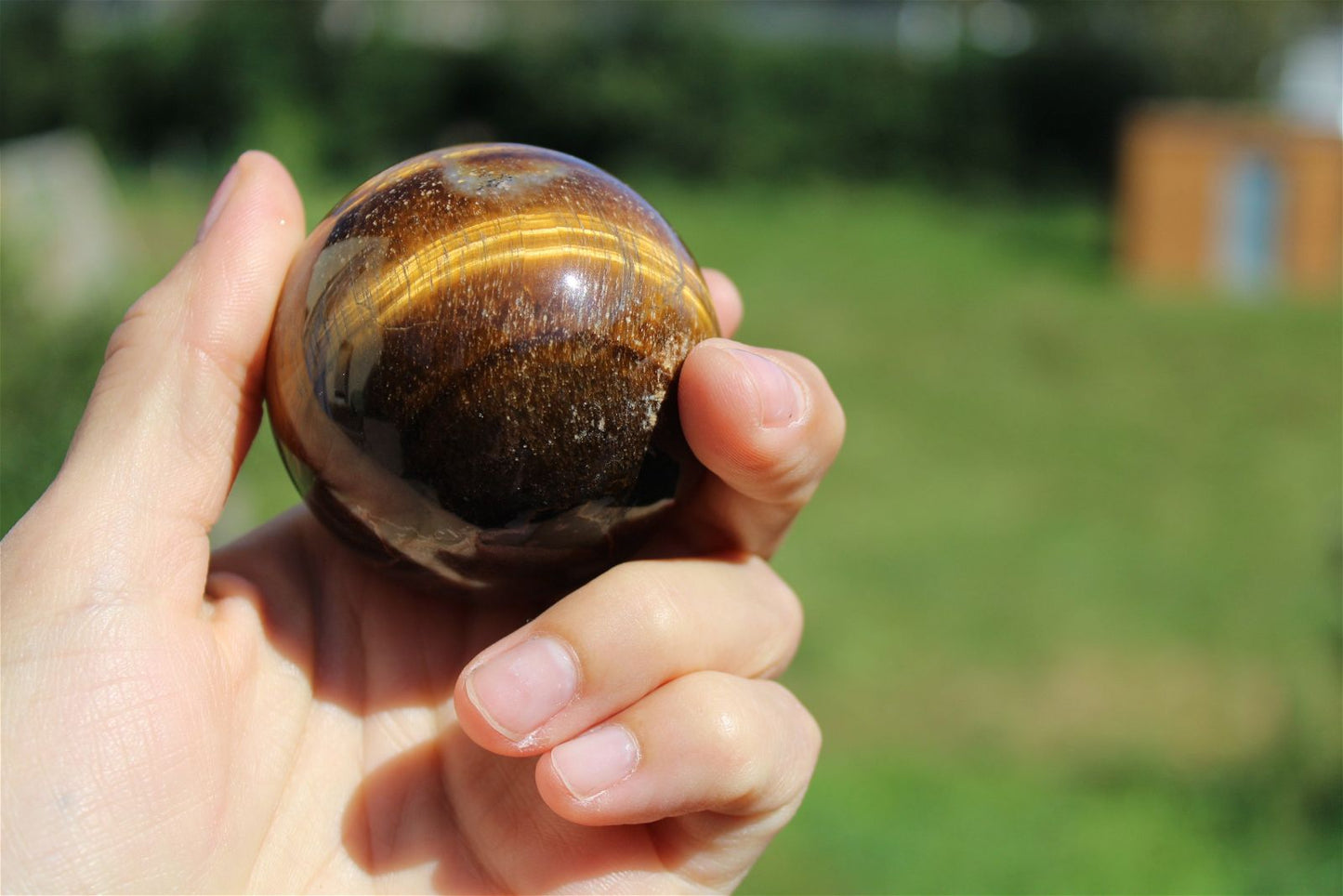 1 sphère oeil de tigre et support bois 5.6 cm - Aurore Lune