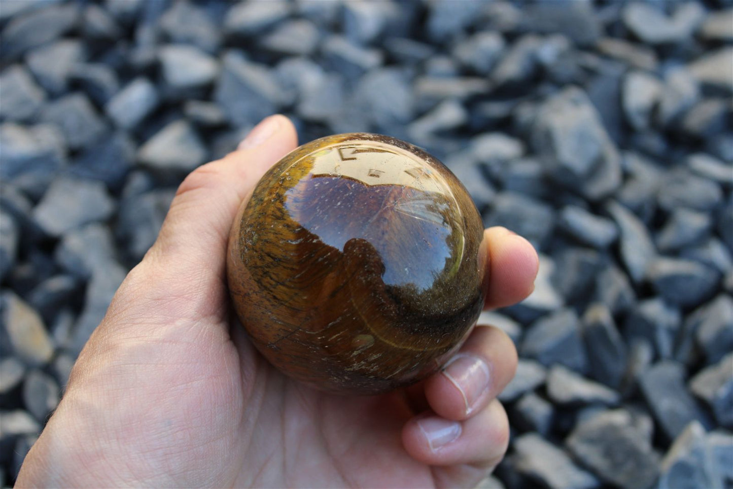 1 sphère oeil de tigre et support bois 5.6 cm - Aurore Lune