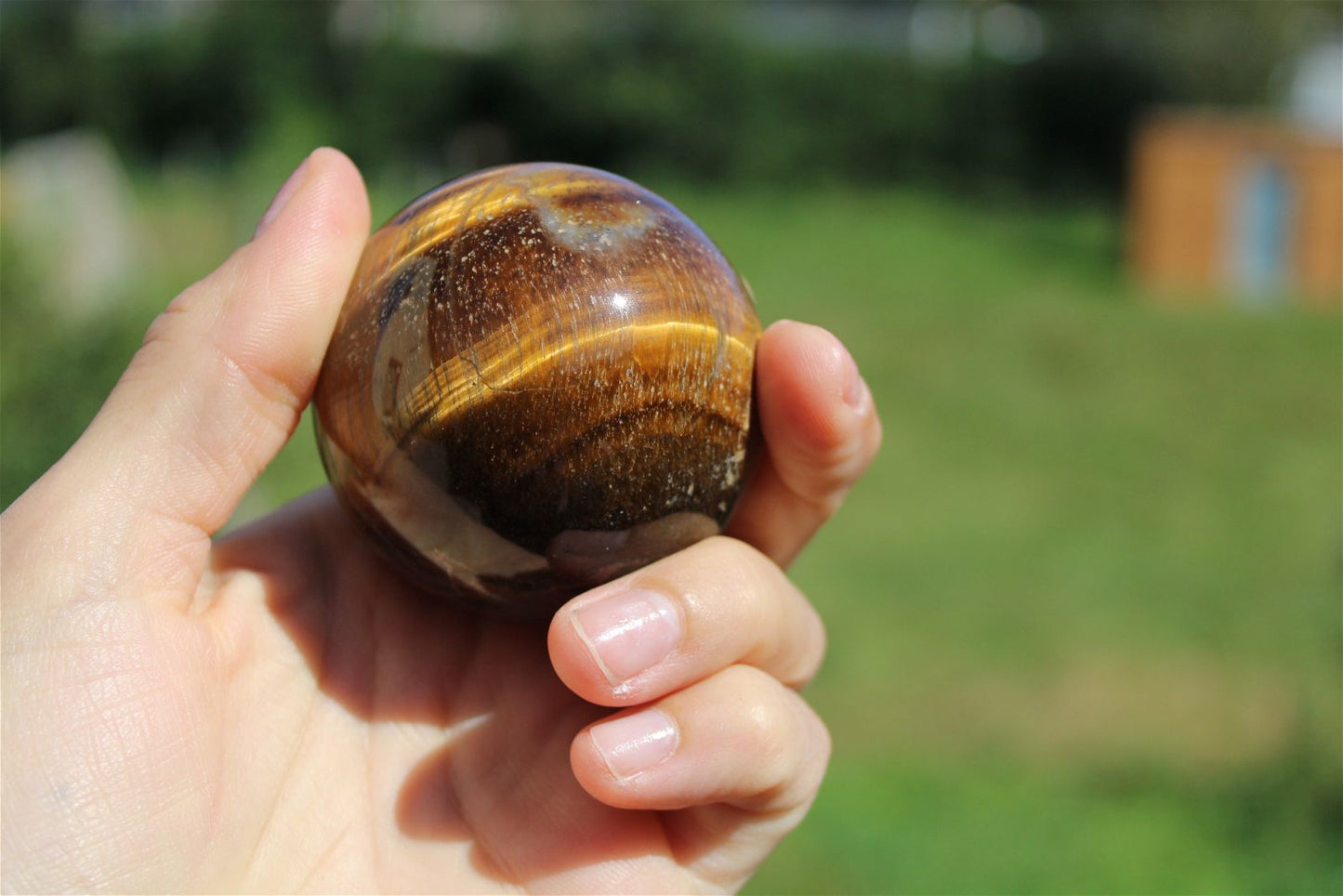 1 sphère oeil de tigre et support bois 5.6 cm - Aurore Lune