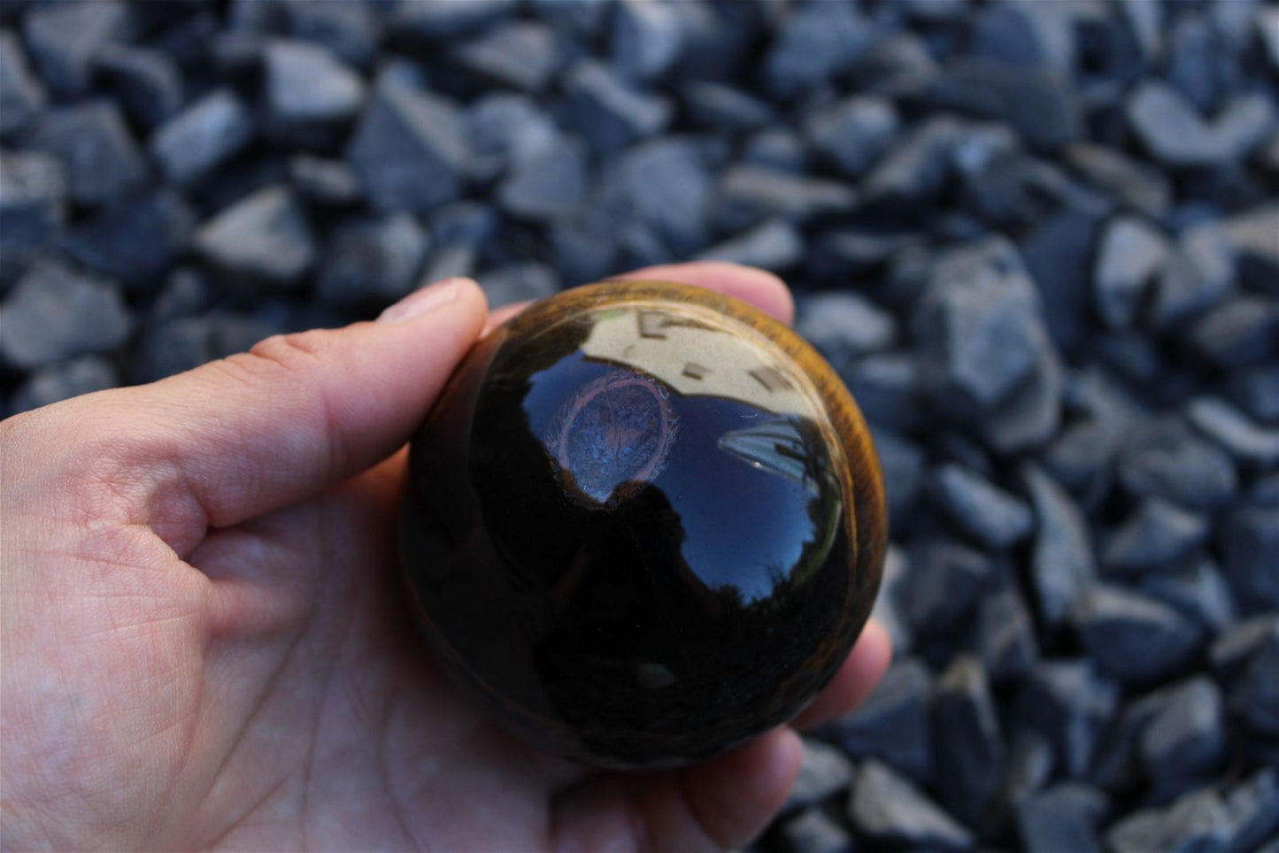 1 sphère oeil de tigre et support bois 6.5cm - Aurore Lune