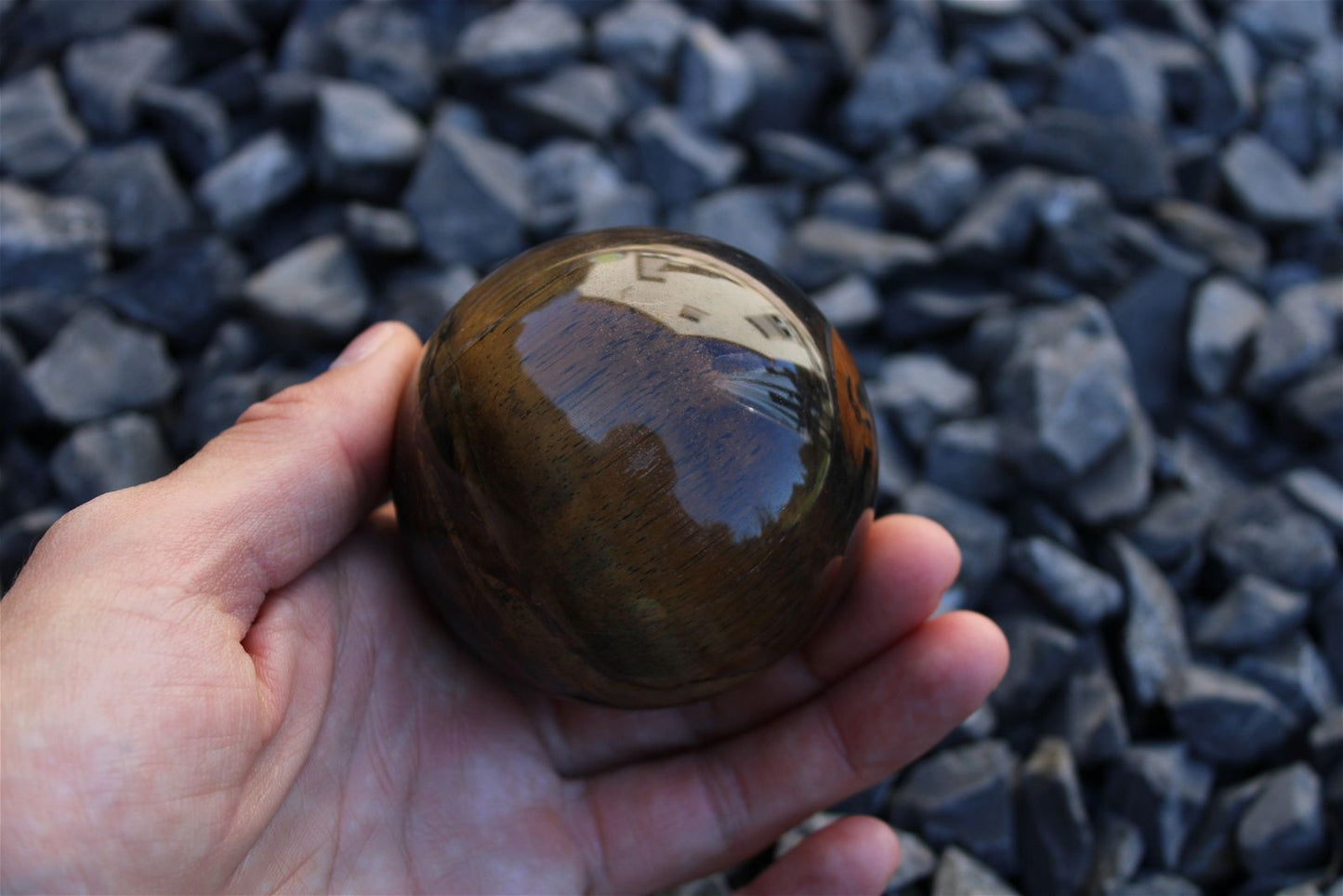 1 sphère oeil de tigre et support bois 6.5cm - Aurore Lune