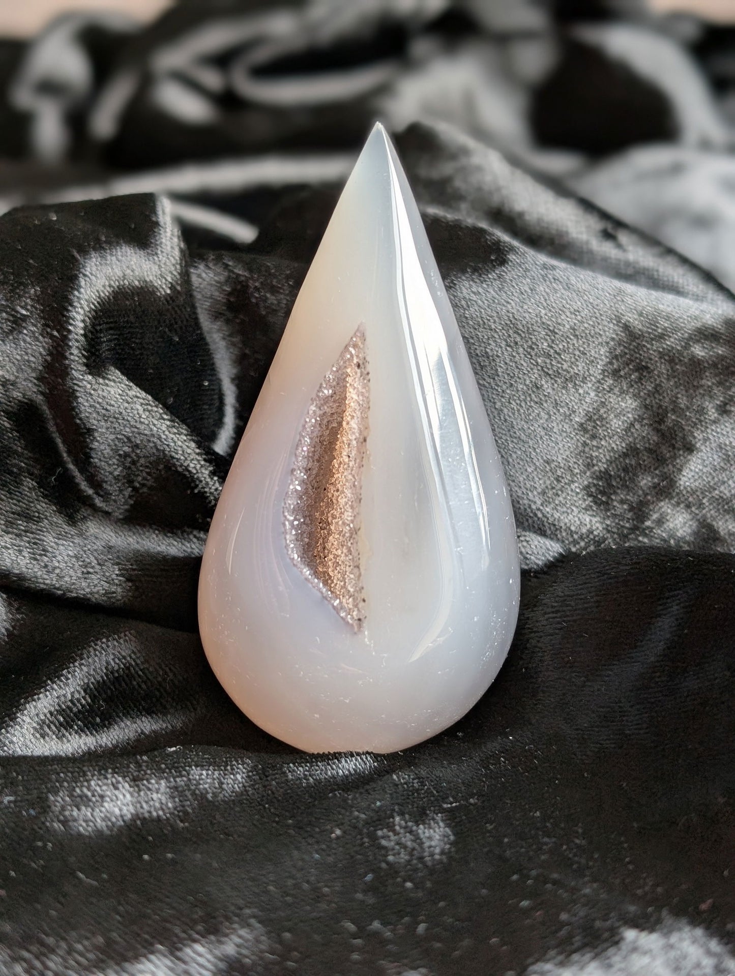 Agate cristallisée à poser pointe légèrement ébréchée sur le côté - Aurore Lune