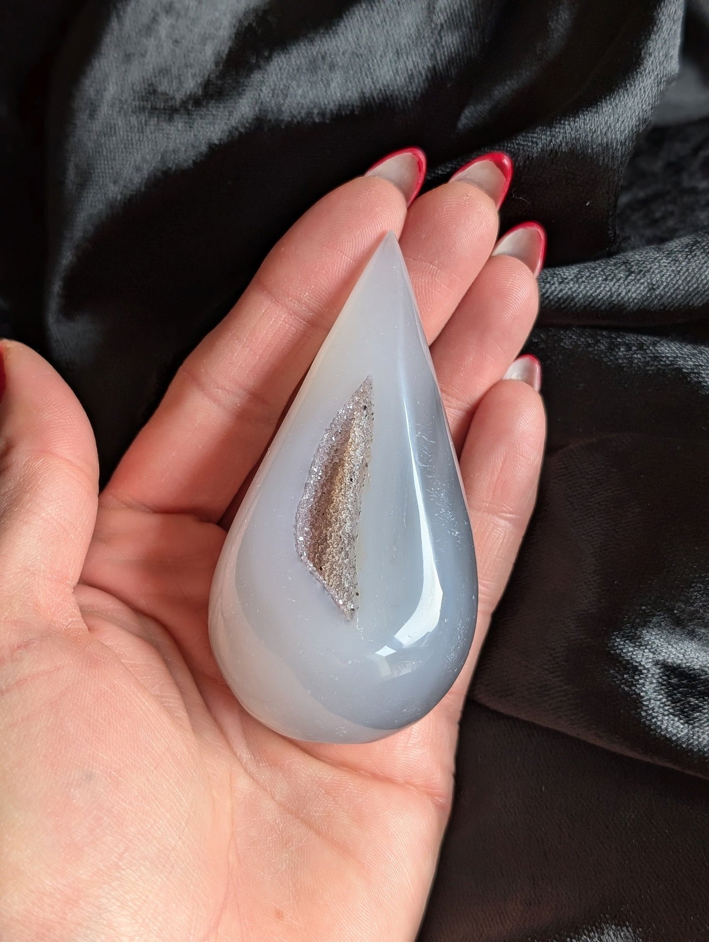 Agate cristallisée à poser pointe légèrement ébréchée sur le côté - Aurore Lune