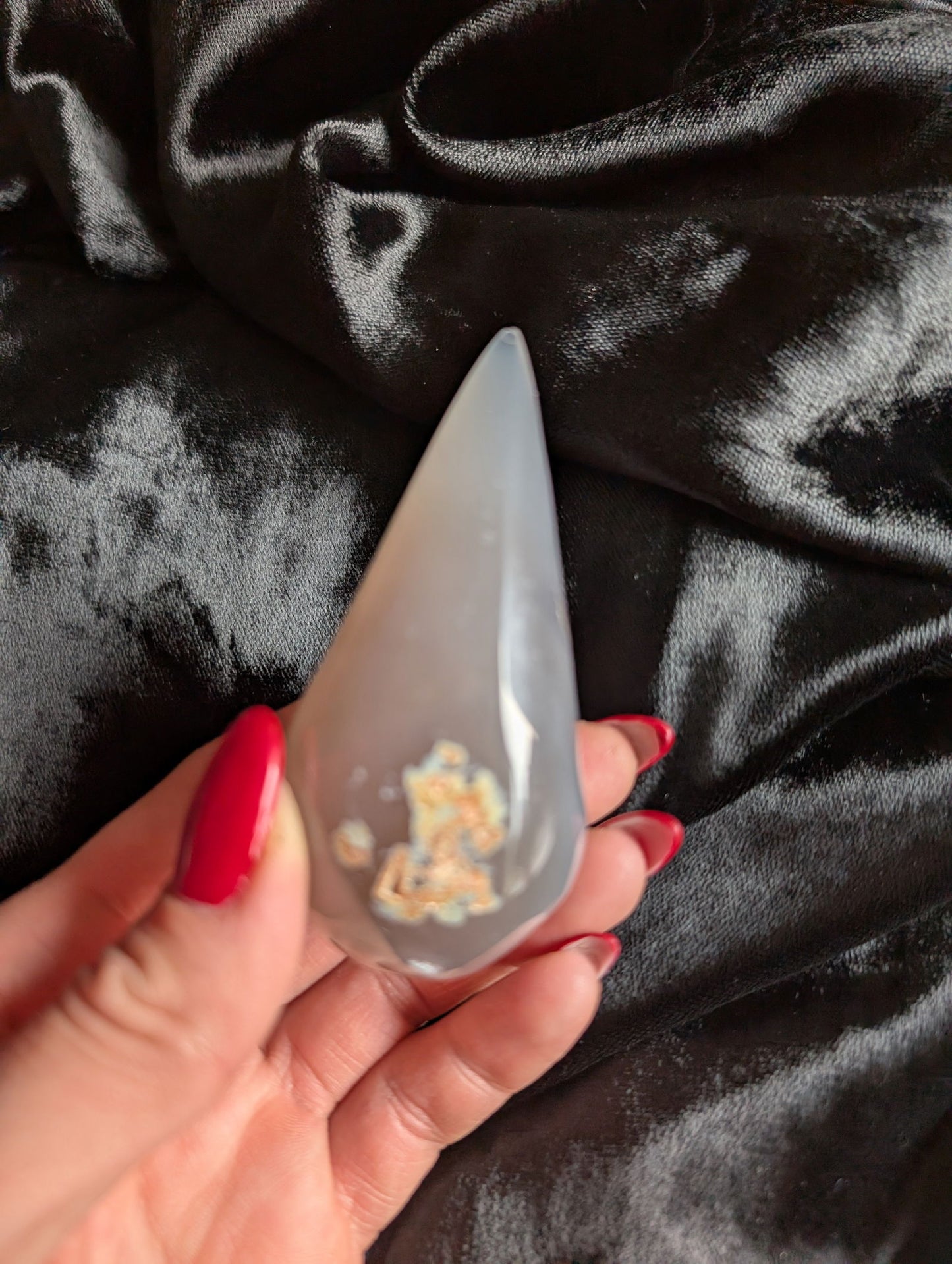 Agate cristallisée à poser pointe légèrement ébréchée sur le côté - Aurore Lune