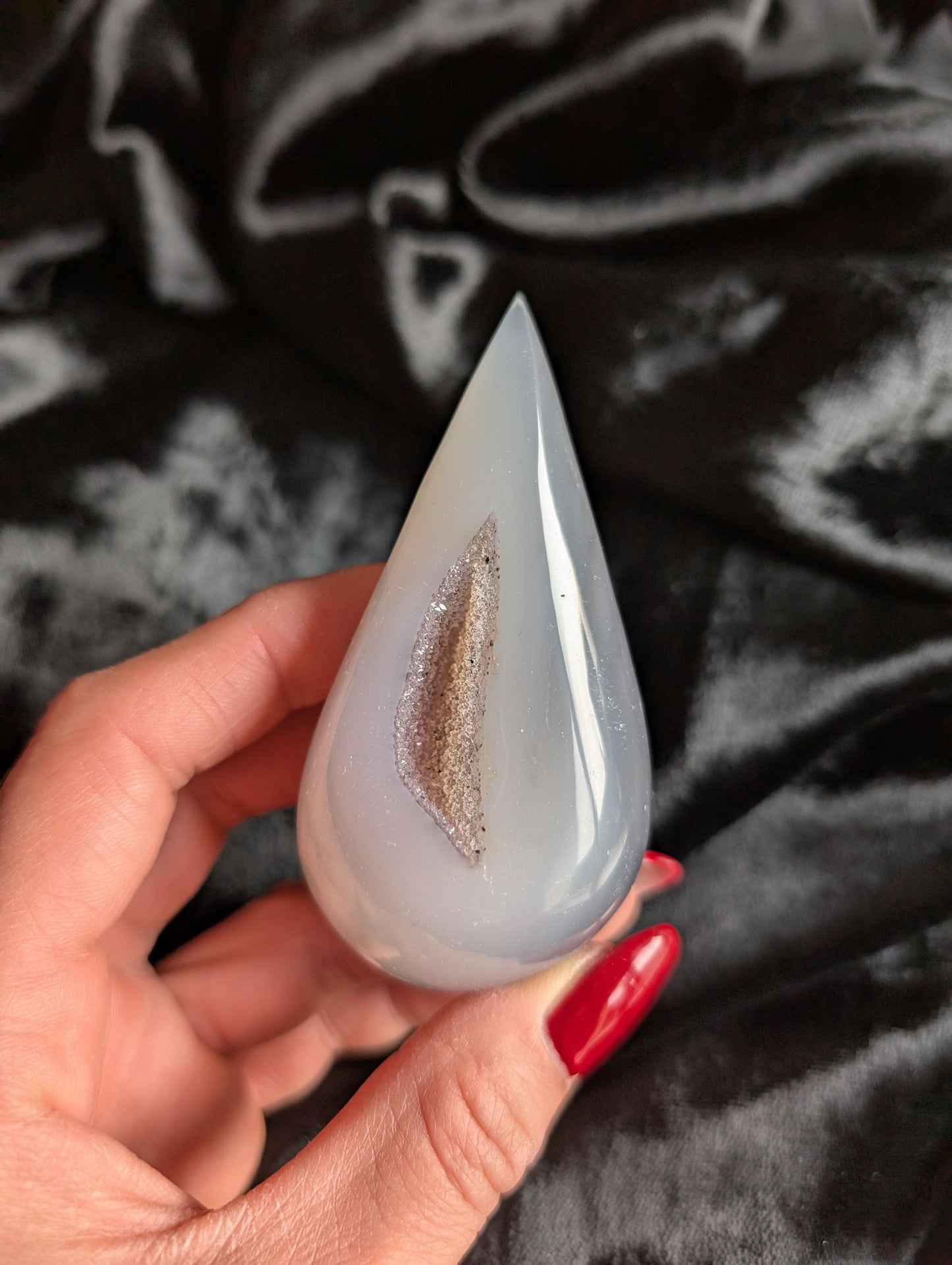 Agate cristallisée à poser pointe légèrement ébréchée sur le côté - Aurore Lune