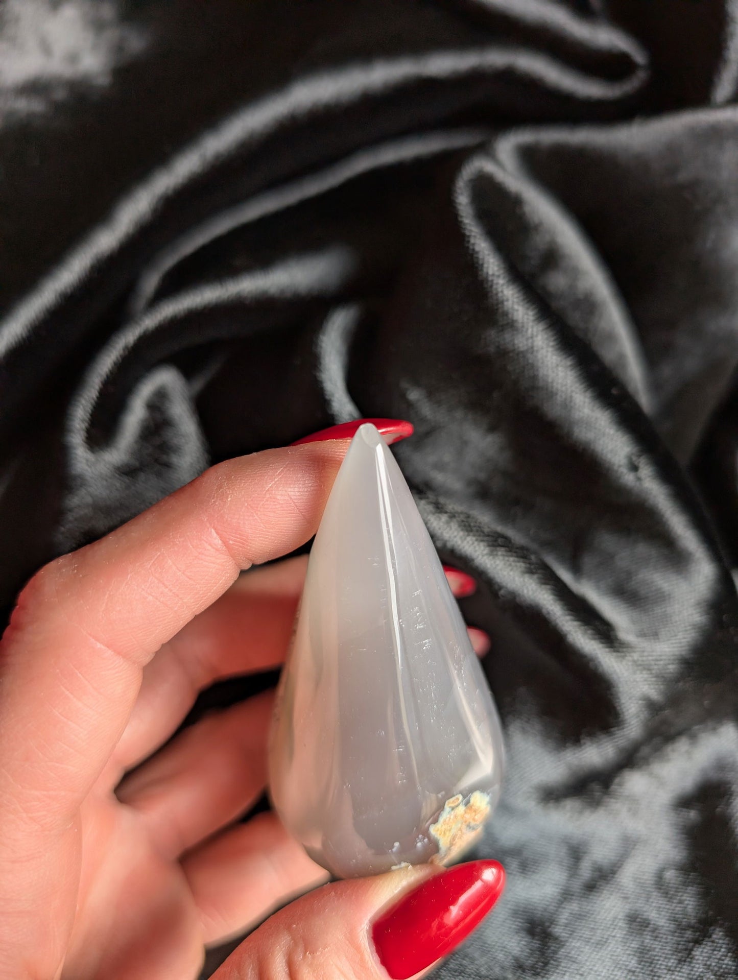 Agate cristallisée à poser pointe légèrement ébréchée sur le côté - Aurore Lune