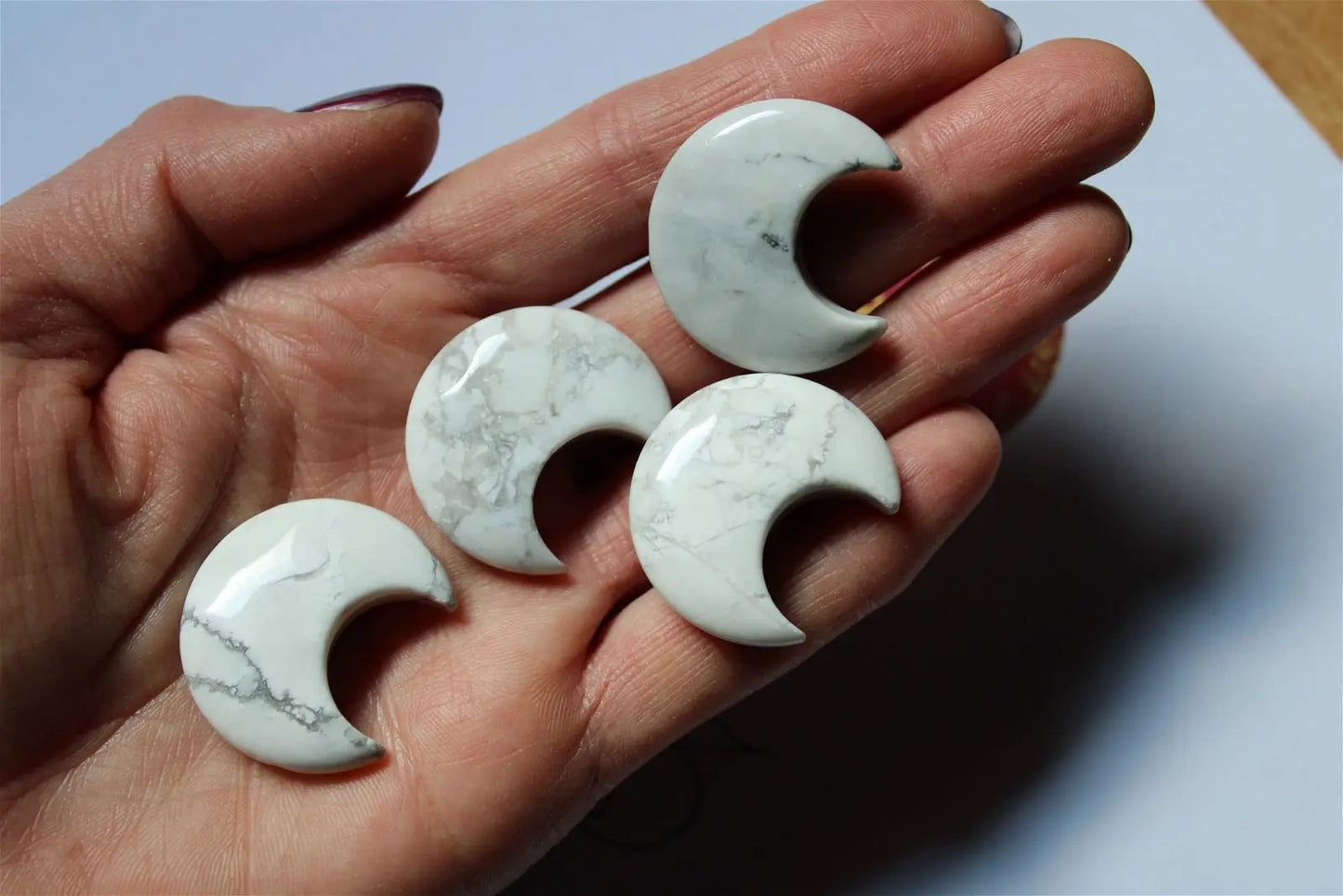 Au choix 1 lune en howlite - Aurore Lune