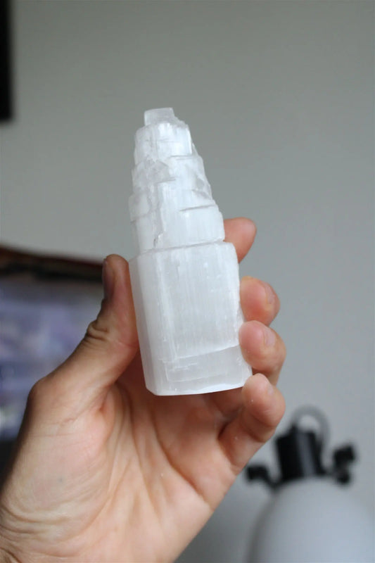 Belle tour en sélénite 10 cm environ - Aurore Lune
