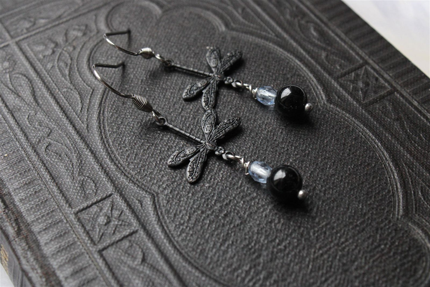 Boucles d'oreilles avec hypersthènes et libellules - Aurore Lune