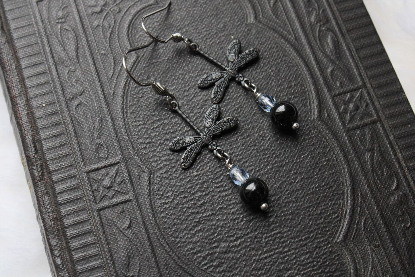 Boucles d'oreilles avec hypersthènes et libellules - Aurore Lune