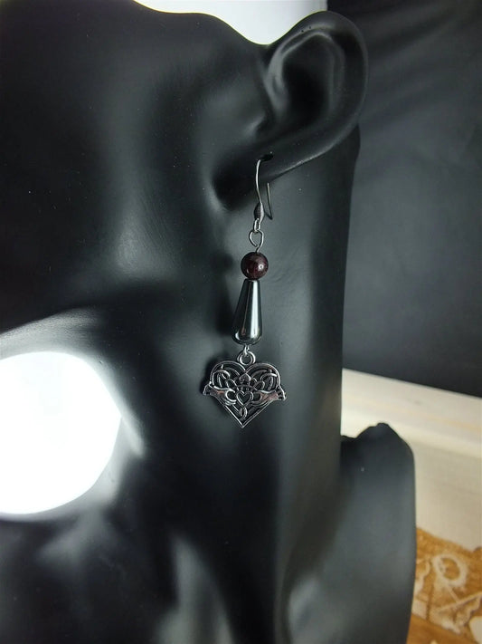 Boucles d'oreilles hématites et grenats claddagh chardons - Aurore Lune