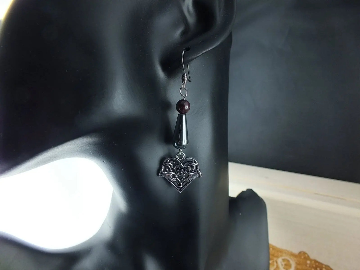 Boucles d'oreilles hématites et grenats claddagh chardons - Aurore Lune