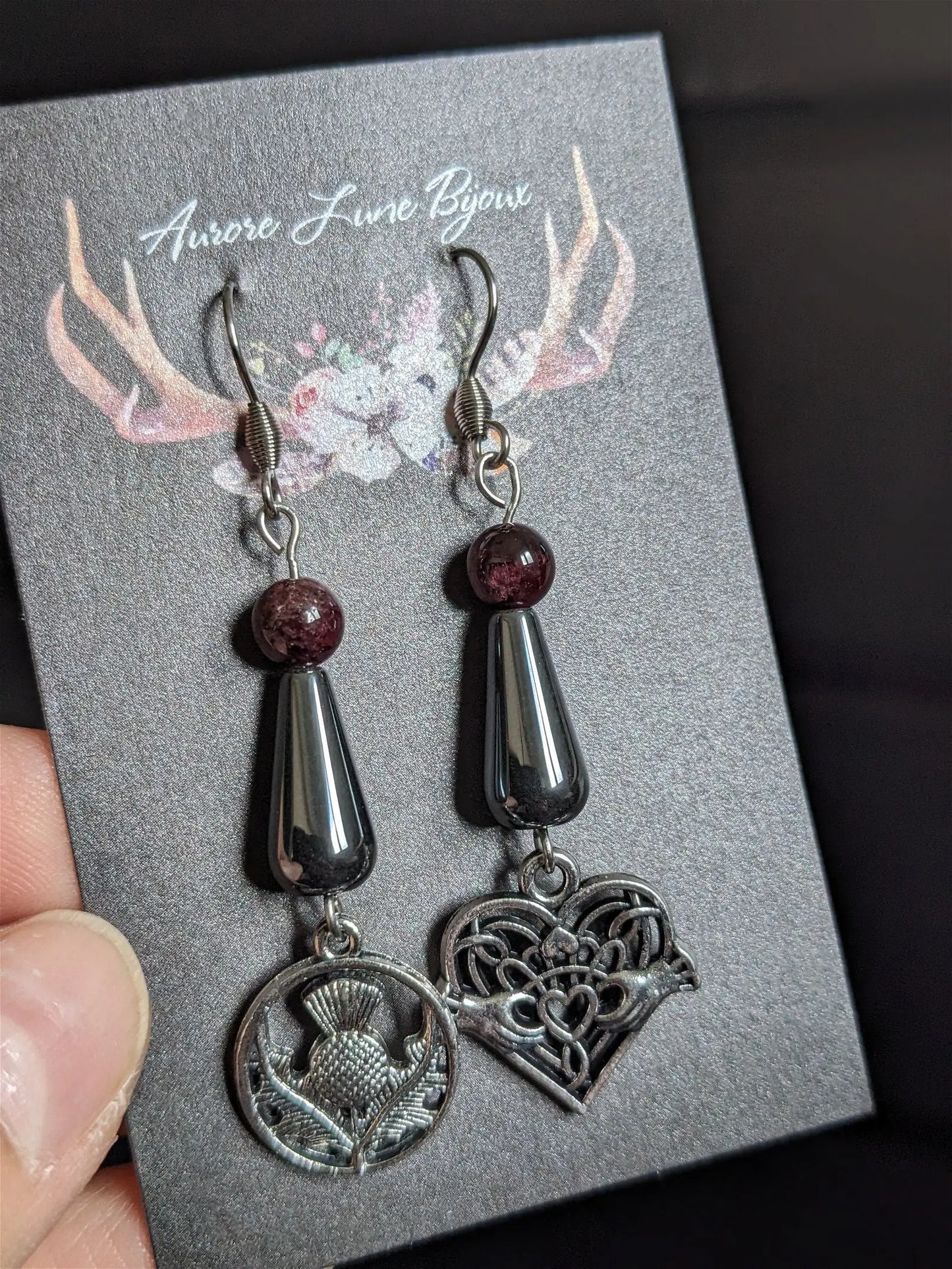 Boucles d'oreilles hématites et grenats claddagh chardons - Aurore Lune