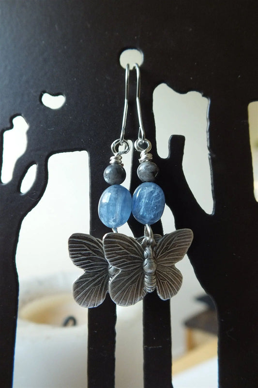 Boucles d'oreilles papillons disthène bleu larvikite - Aurore Lune
