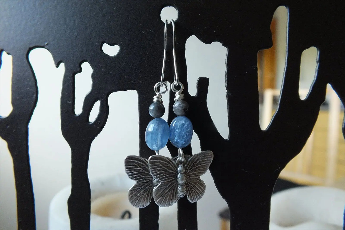 Boucles d'oreilles papillons disthène bleu larvikite - Aurore Lune