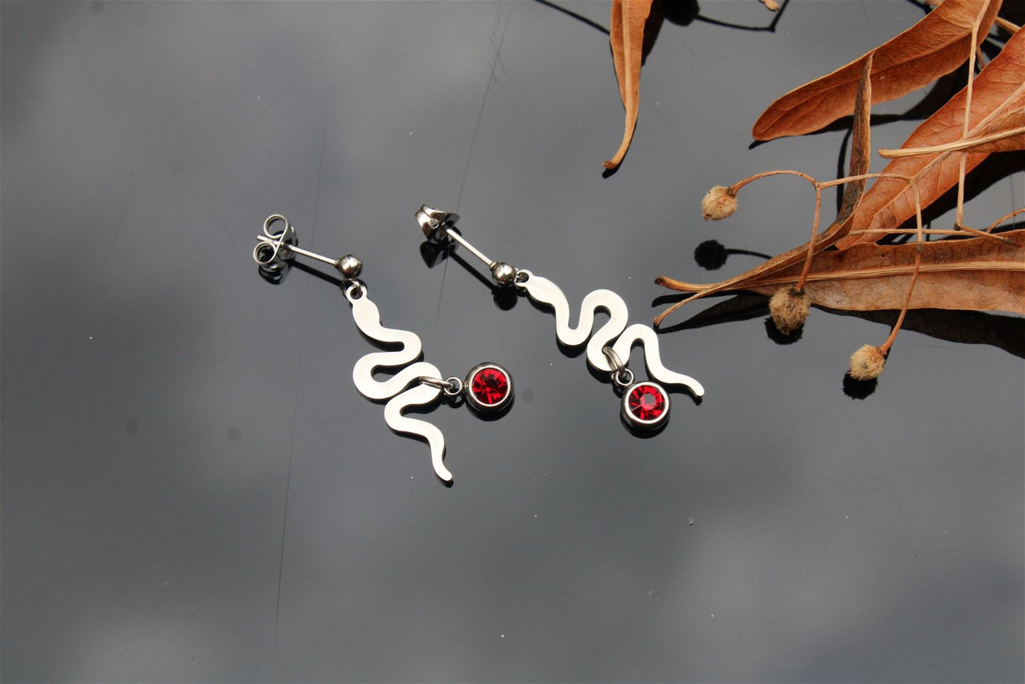 Boucles d'oreilles serpents et pierre rouge - Aurore Lune