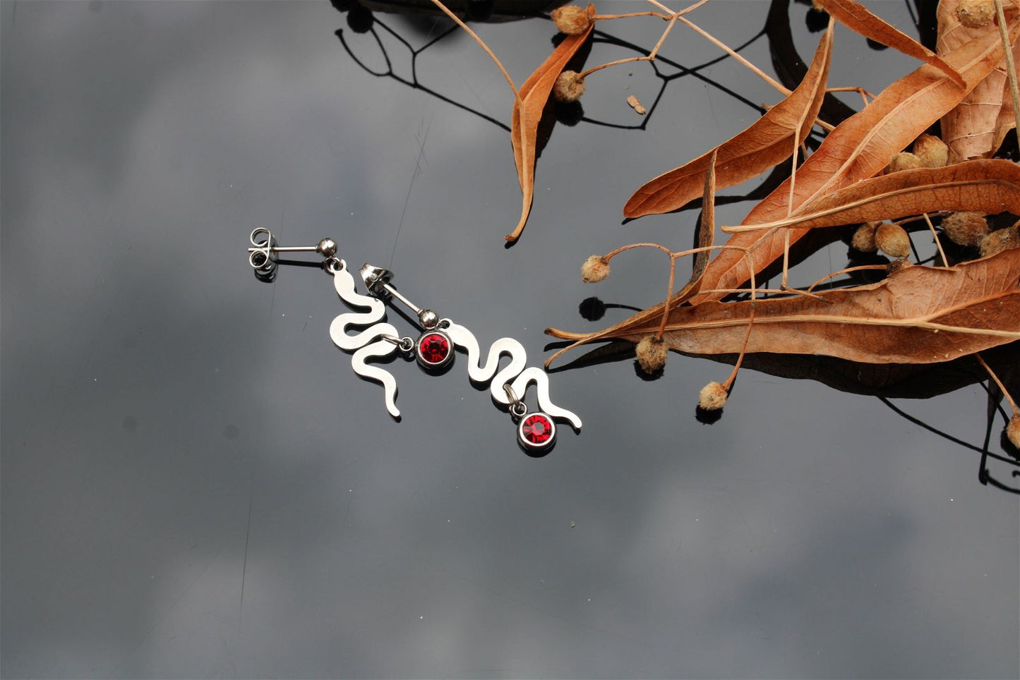 Boucles d'oreilles serpents et pierre rouge - Aurore Lune