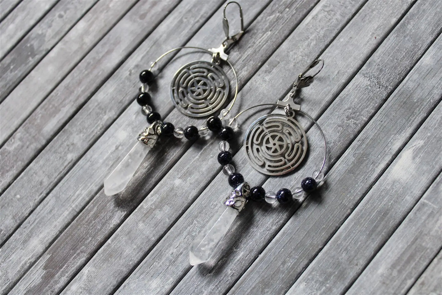 Boucles d'oreilles symbole Hécate cristal de roche et perles fantaisie - Aurore Lune
