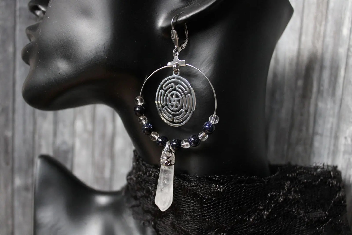 Boucles d'oreilles symbole Hécate cristal de roche et perles fantaisie - Aurore Lune
