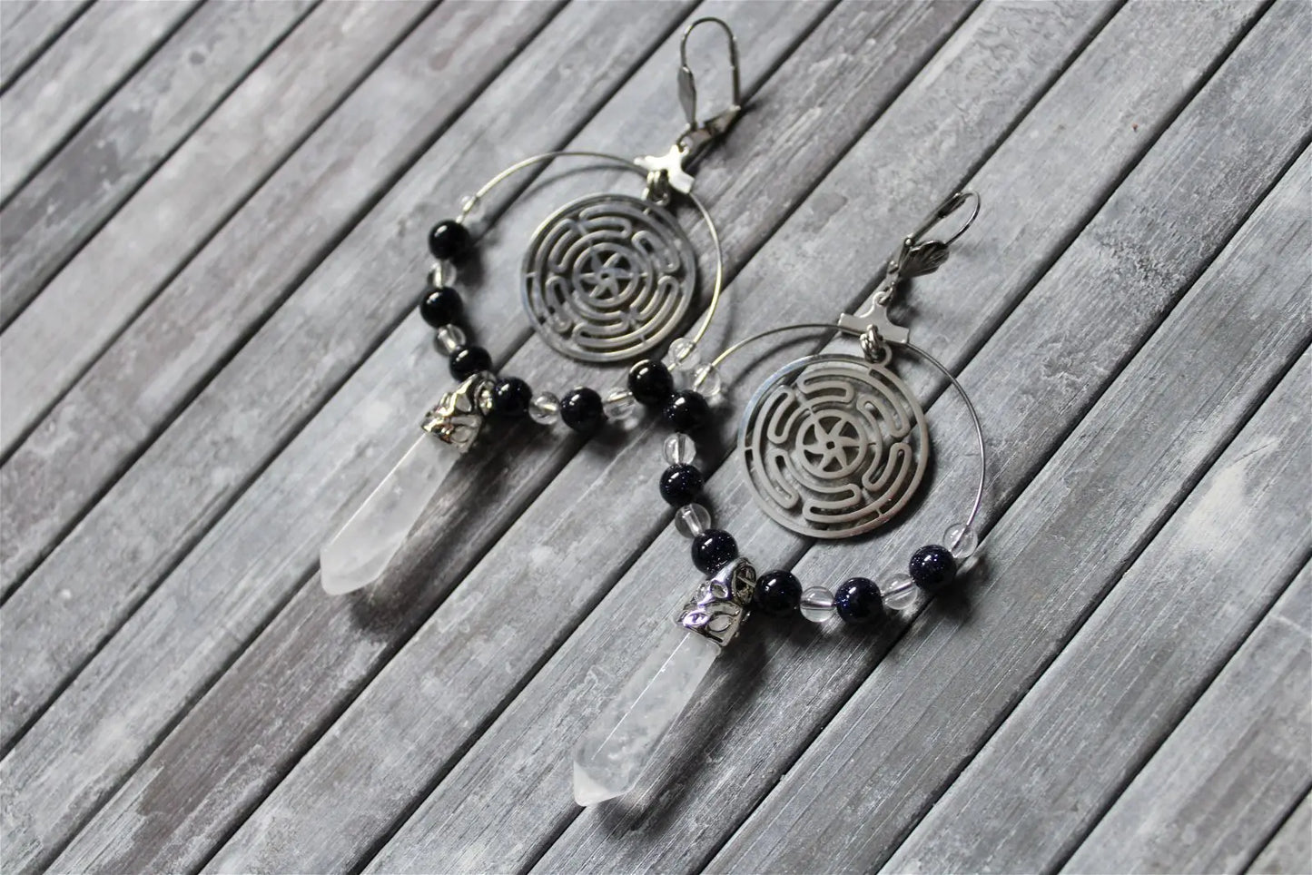 Boucles d'oreilles symbole Hécate cristal de roche et perles fantaisie - Aurore Lune