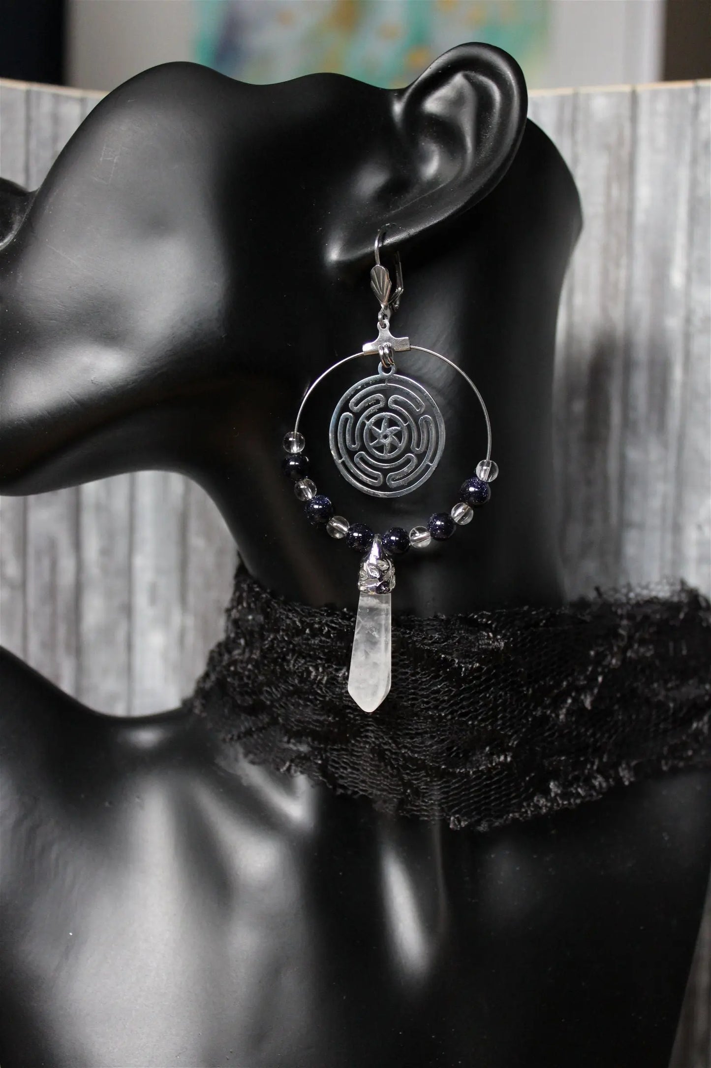 Boucles d'oreilles symbole Hécate cristal de roche et perles fantaisie - Aurore Lune