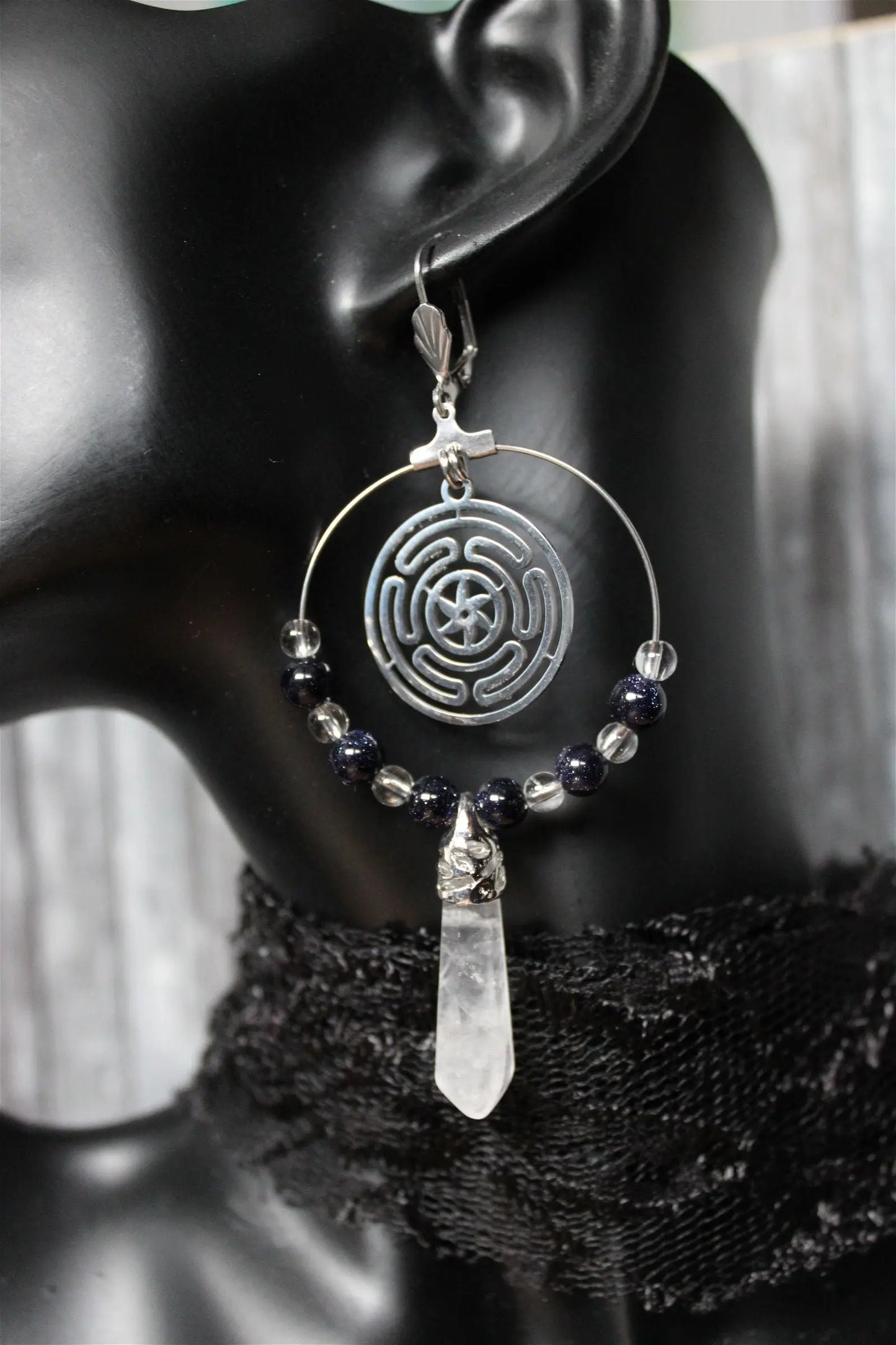 Boucles d'oreilles symbole Hécate cristal de roche et perles fantaisie - Aurore Lune
