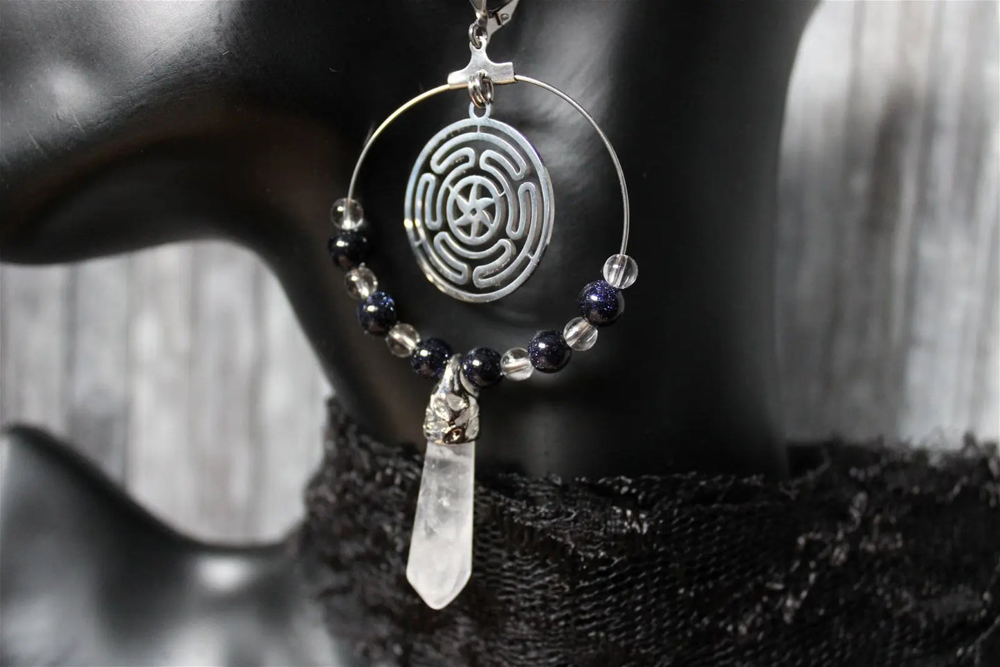 Boucles d'oreilles symbole Hécate cristal de roche et perles fantaisie - Aurore Lune
