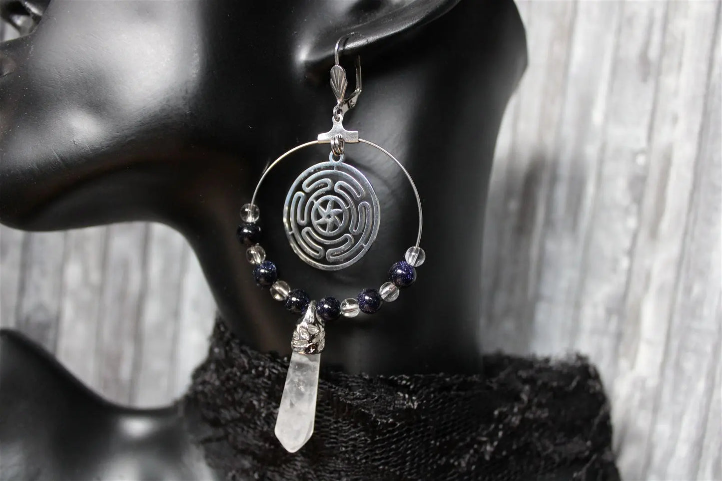 Boucles d'oreilles symbole Hécate cristal de roche et perles fantaisie - Aurore Lune