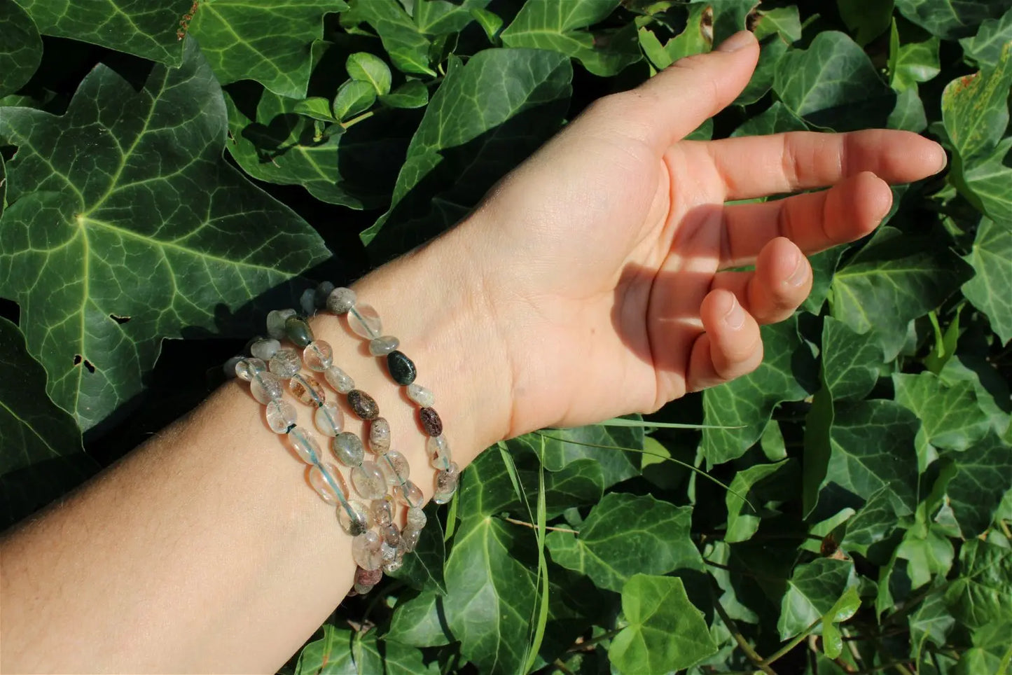 Bracelet élastique cristal de roche lodolite poignet fin ou moyen - Aurore Lune