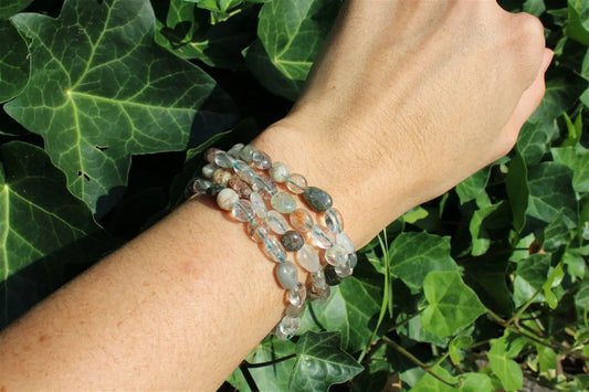 Bracelet élastique cristal de roche lodolite poignet fin ou moyen - Aurore Lune