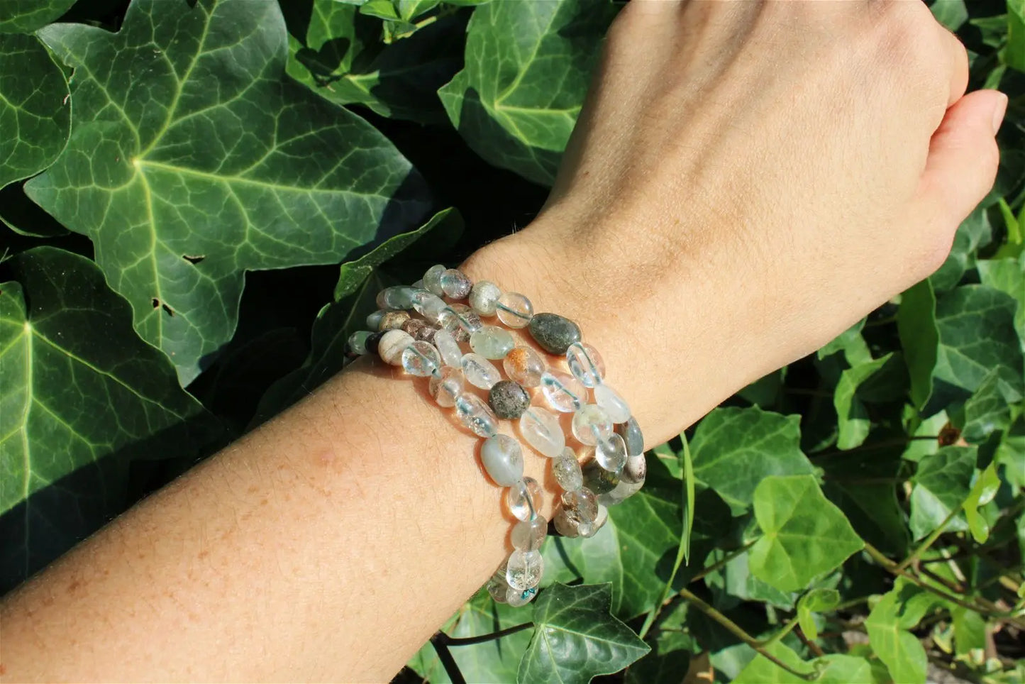 Bracelet élastique cristal de roche lodolite poignet fin ou moyen - Aurore Lune