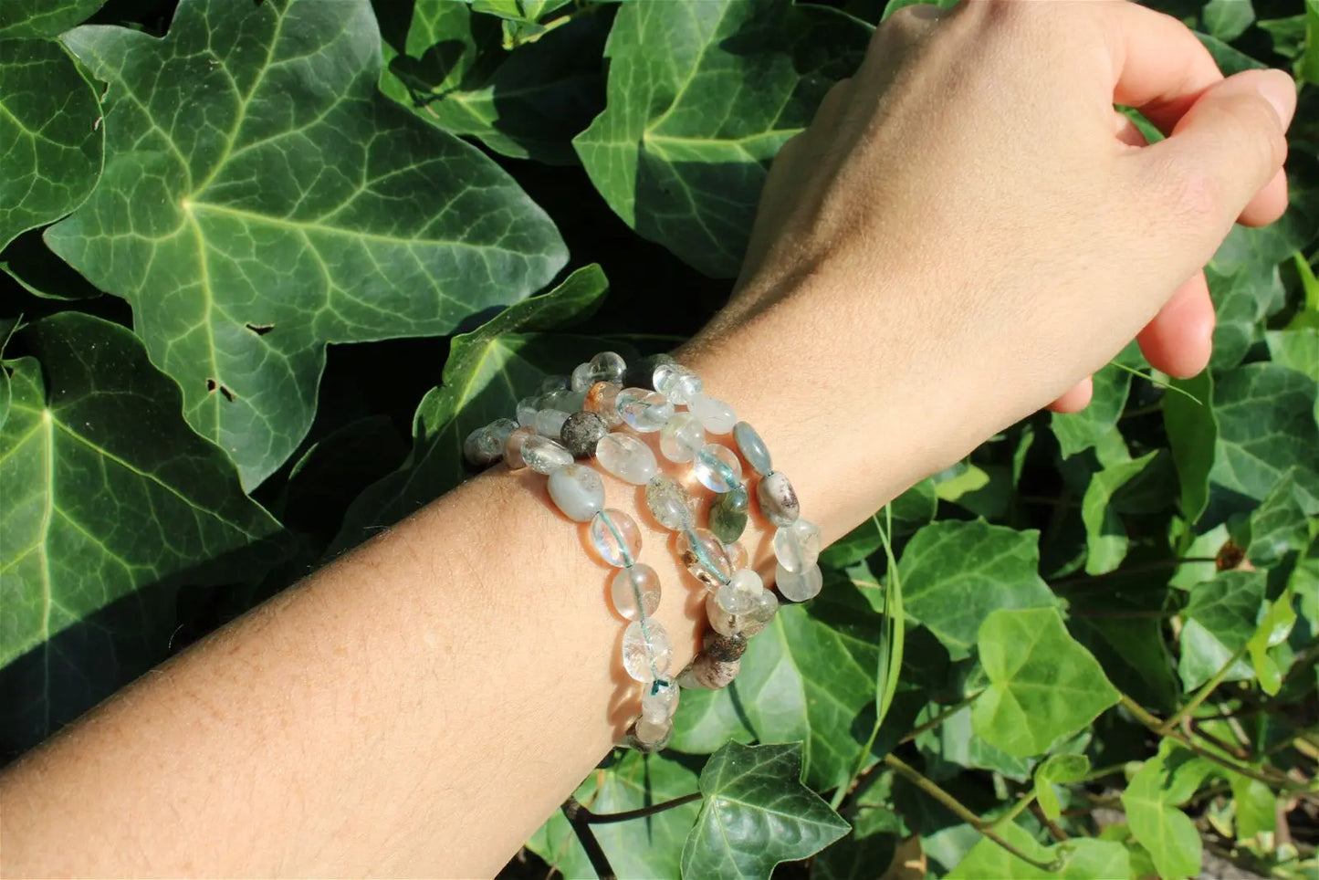 Bracelet élastique cristal de roche lodolite poignet fin ou moyen - Aurore Lune