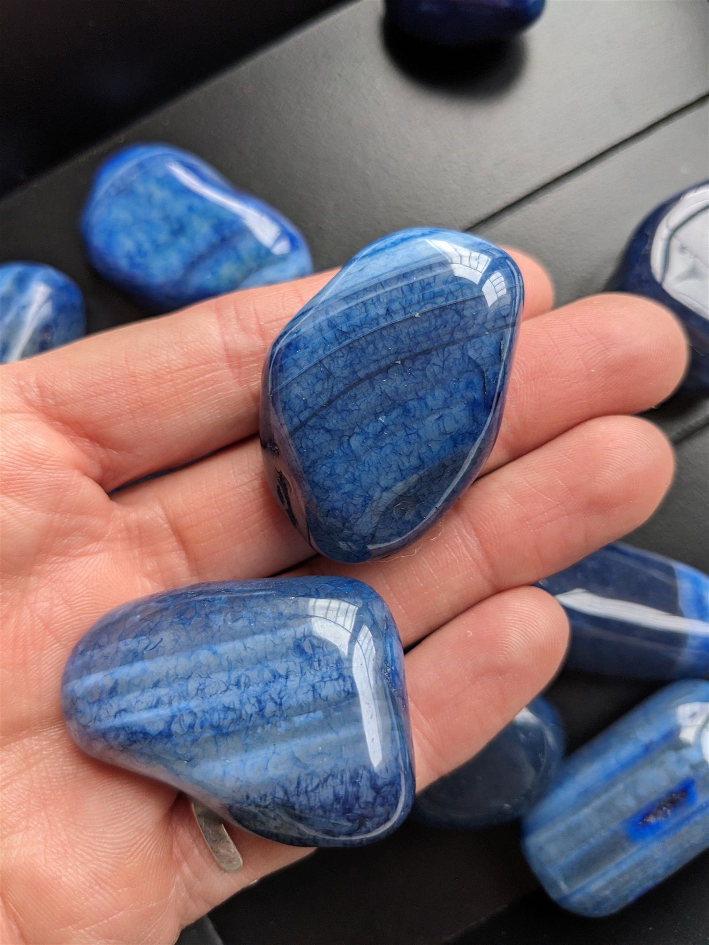 CADEAU dès 35€ agate teintée bleue pierre roulée - Aurore Lune