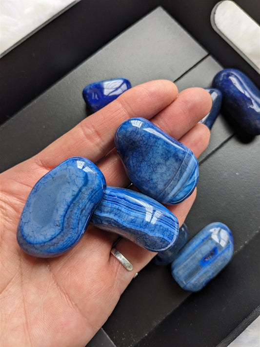 CADEAU dès 35€ agate teintée bleue pierre roulée - Aurore Lune