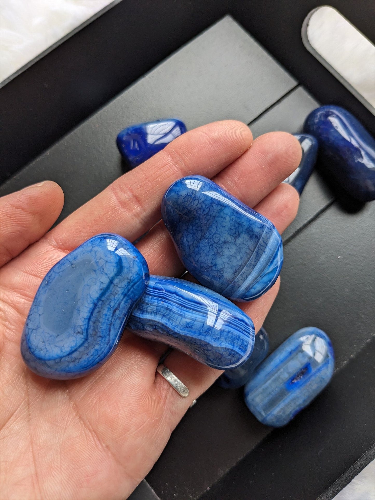 CADEAU dès 35€ agate teintée bleue pierre roulée - Aurore Lune