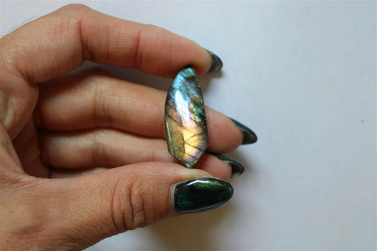 Cabochon n.6 labradorite 3.6 x 1.4 x 4 mm épaisseur - Aurore Lune