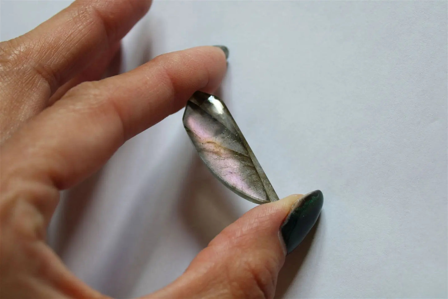 Cabochon n.9 labradorite 3.9 cm x 1.2cm x 3.5 mm épaisseur *fine et translucide* - Aurore Lune
