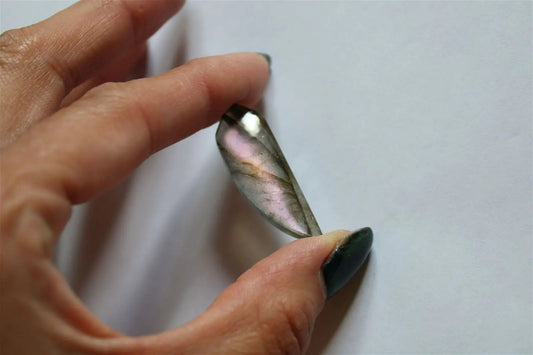 Cabochon n.9 labradorite 3.9 cm x 1.2cm x 3.5 mm épaisseur *fine et translucide* - Aurore Lune